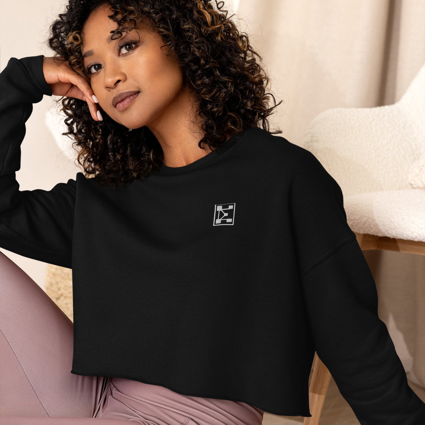 Elorarts Embroidered Crop Sweatshirt Black