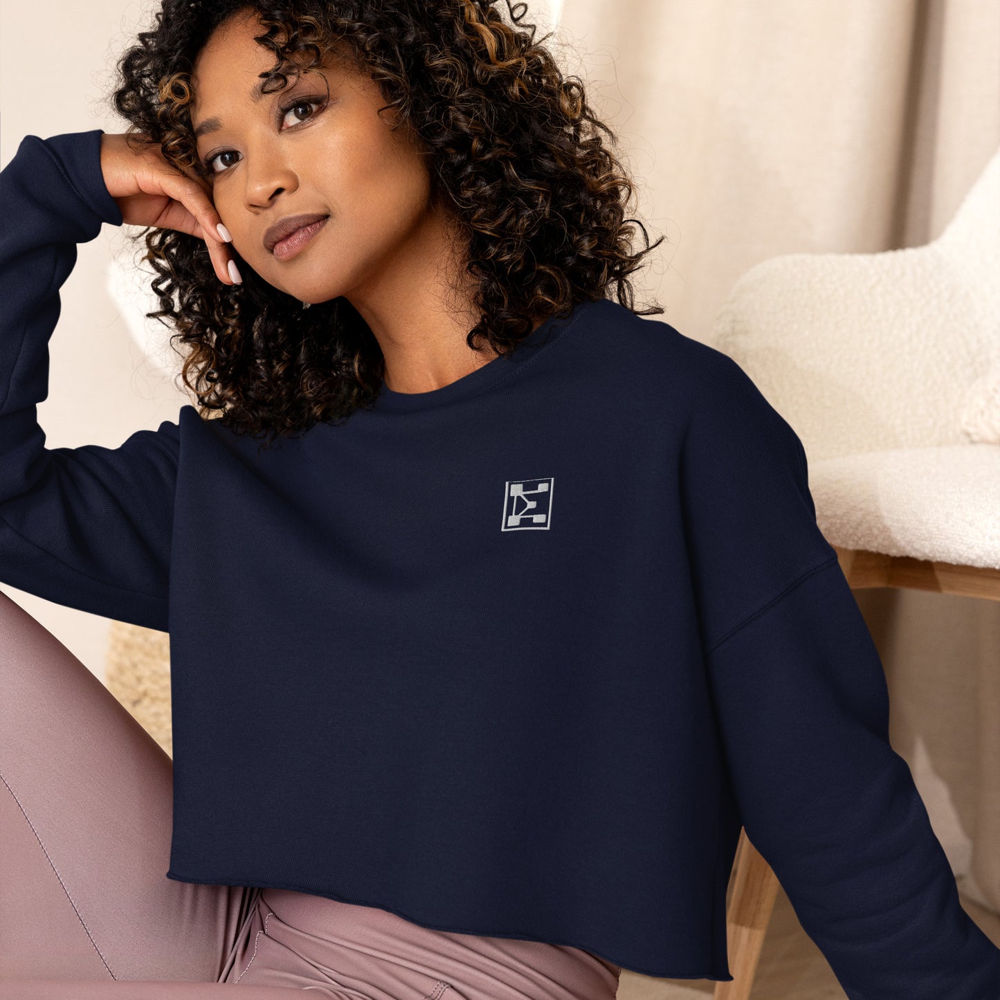 Elorarts Embroidered Crop Sweatshirt Navy